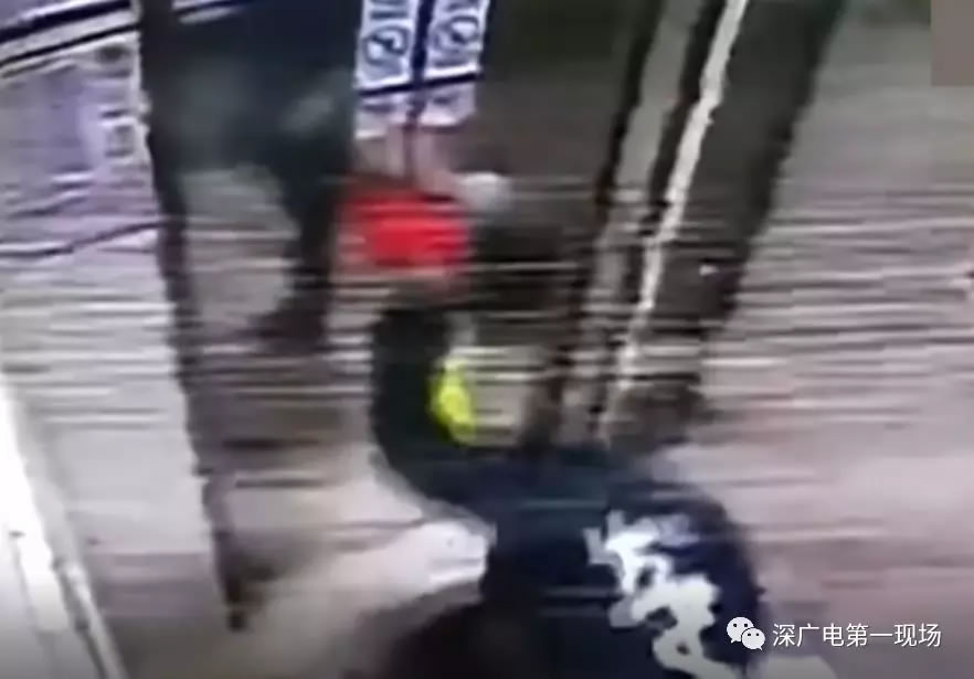 深圳一女子飞踹电梯厢门数脚 电梯门严重变形还停运